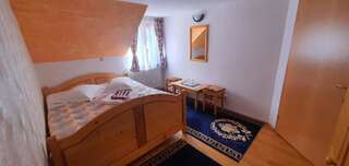 Отели типа «постель и завтрак» Pensiunea Neba Бран Двухместный номер с 1 кроватью и собственной ванной комнатой-5