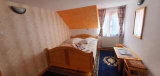 Отели типа «постель и завтрак» Pensiunea Neba Бран Двухместный номер с 1 кроватью и собственной ванной комнатой-6